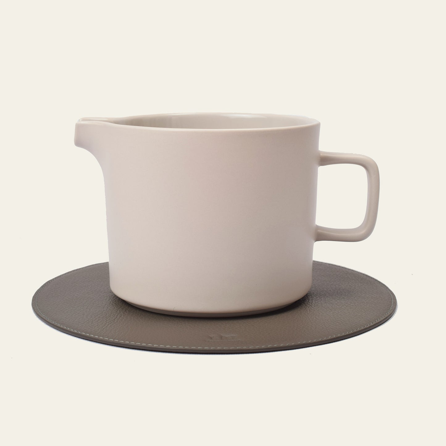 Kleines Platzset aus Leder, rund – kompakte Unterlage mit weicher Form – Ø 25 cm