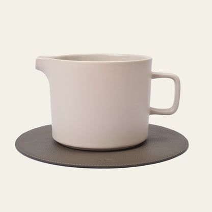 Kleines Platzset aus Leder, rund – kompakte Unterlage mit weicher Form – Ø 25 cm