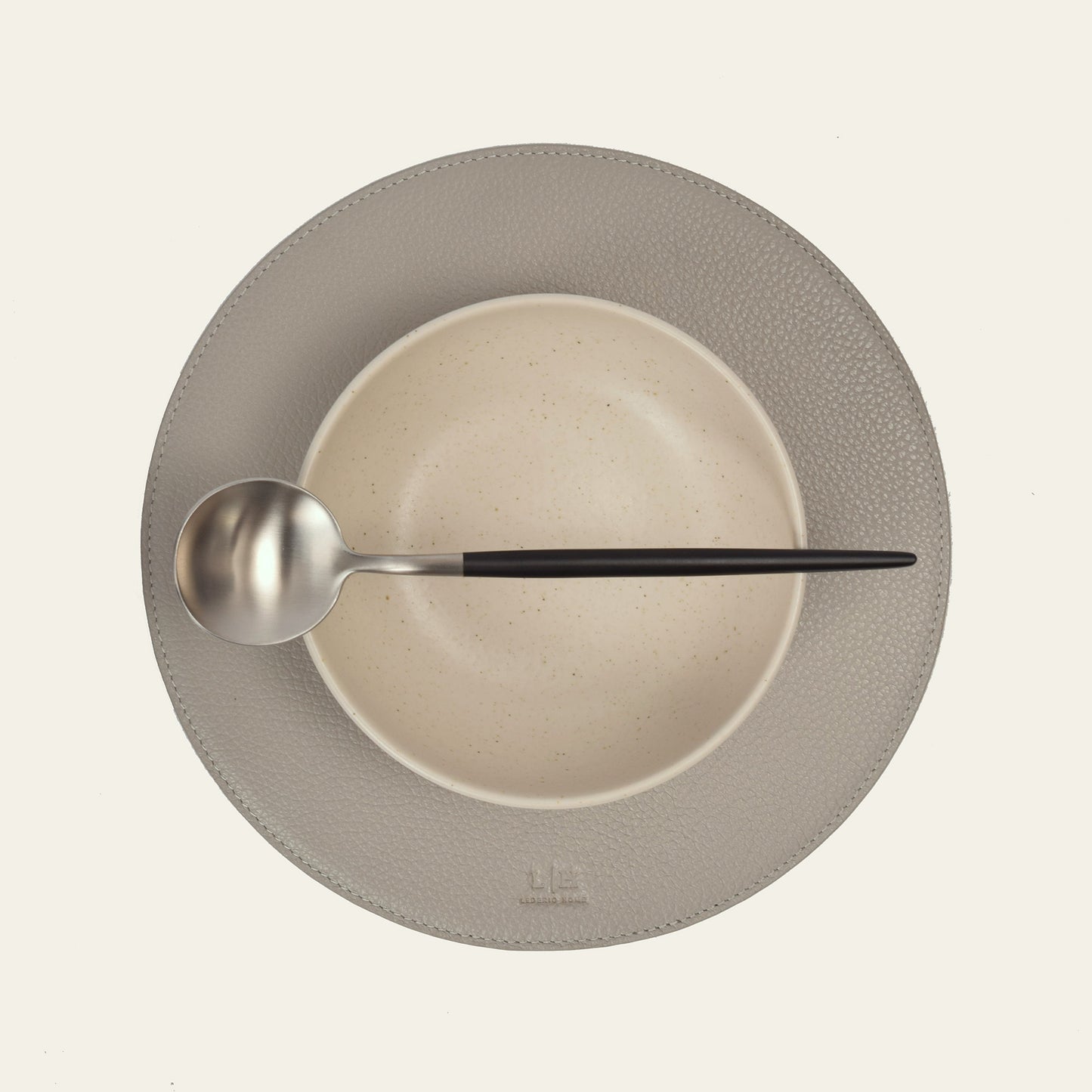 Kleines Platzset aus Leder, rund – kompakte Unterlage mit weicher Form – Ø 25 cm