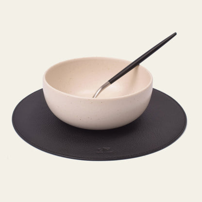 Kleines Platzset aus Leder, rund – kompakte Unterlage mit weicher Form – Ø 25 cm