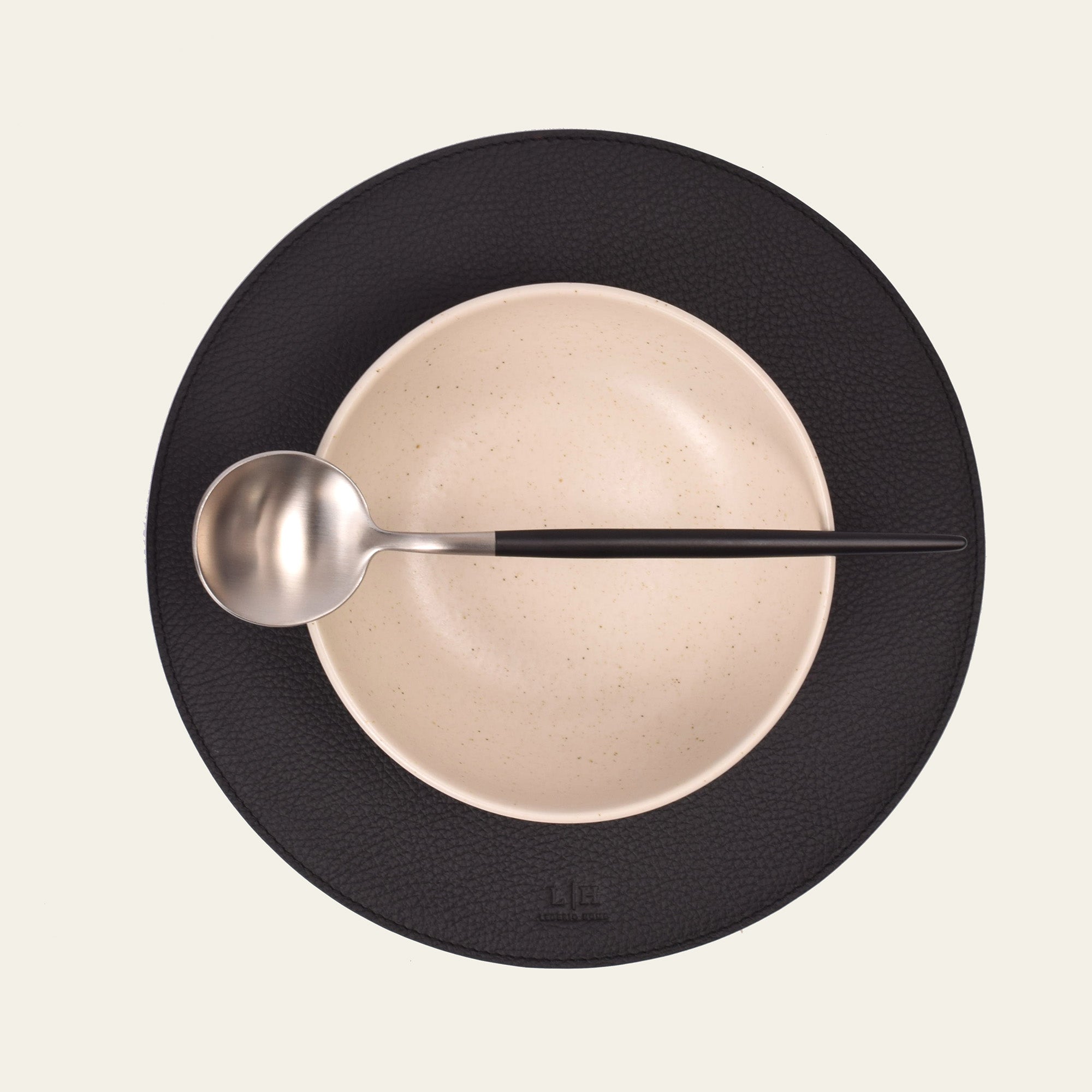 Kleines Platzset aus Leder, rund – kompakte Unterlage mit weicher Form – Ø 25 cm