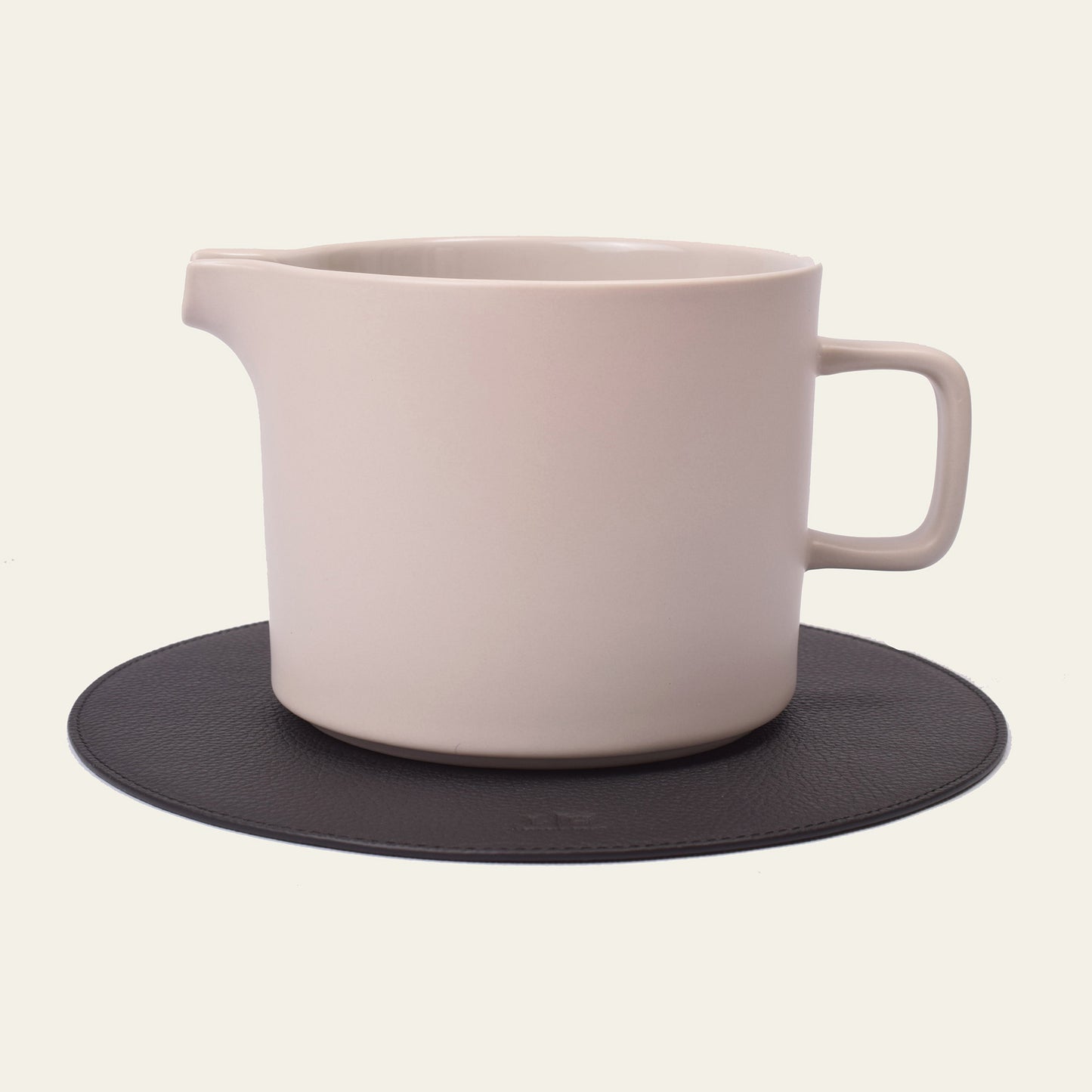 Kleines Platzset aus Leder, rund – kompakte Unterlage mit weicher Form – Ø 25 cm