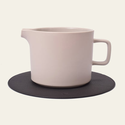 Kleines Platzset aus Leder, rund – kompakte Unterlage mit weicher Form – Ø 25 cm