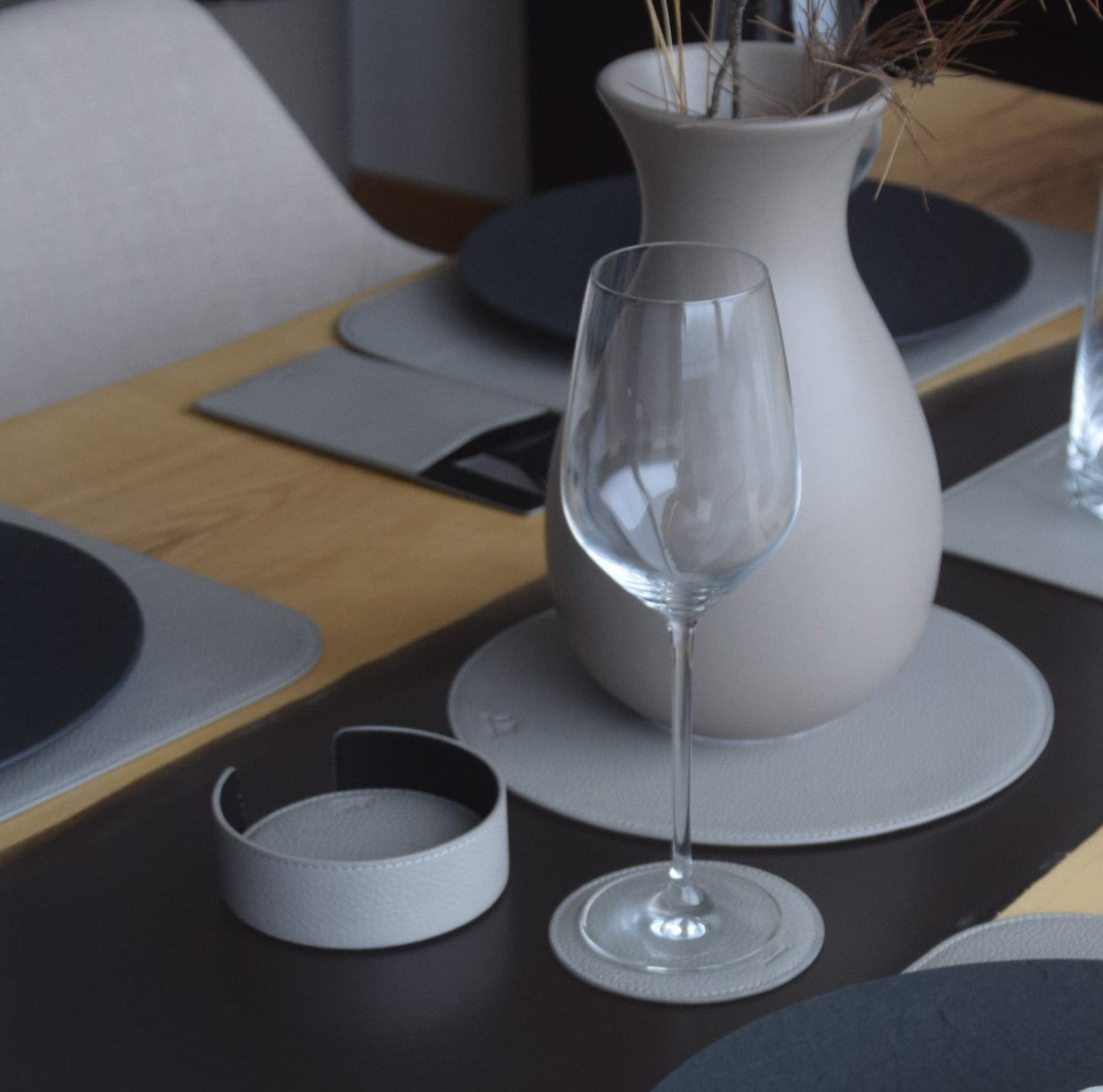 Runde Glasuntersetzer aus Leder – 6er-Set mit Halter